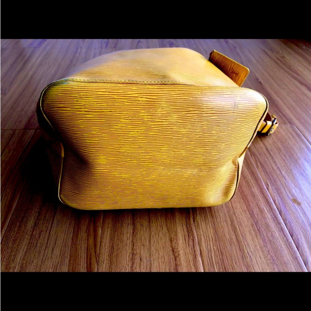 Authentic Louis Vuitton Noe Epi MM bag in canary colour - Picture 2 of 16